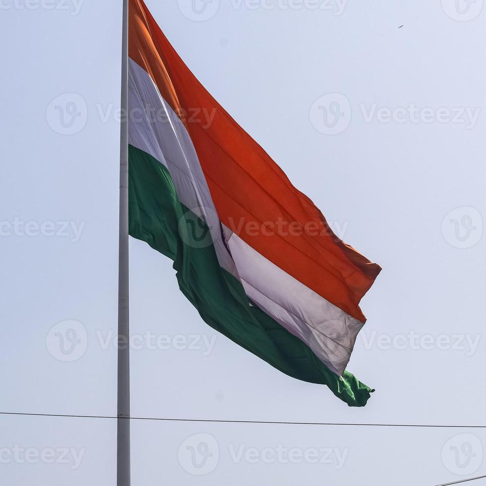 bandiera dell'india che sventola alta a connaught place con orgoglio nel cielo blu, bandiera dell'india, bandiera indiana il giorno dell'indipendenza e il giorno della repubblica dell'india, sventolando la bandiera indiana, sventolando la bandiera indiana foto