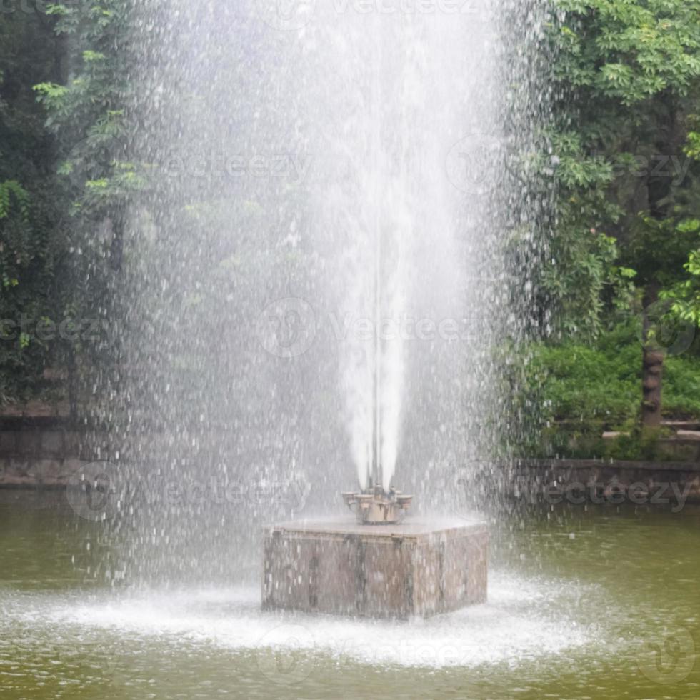 fontana nel complesso del giardino di lodhi a delhi india, fontana funzionante nel complesso del giardino di lodhi, acqua nella fontana, fontana nel parco del giardino di lodhi durante l'ora mattutina foto