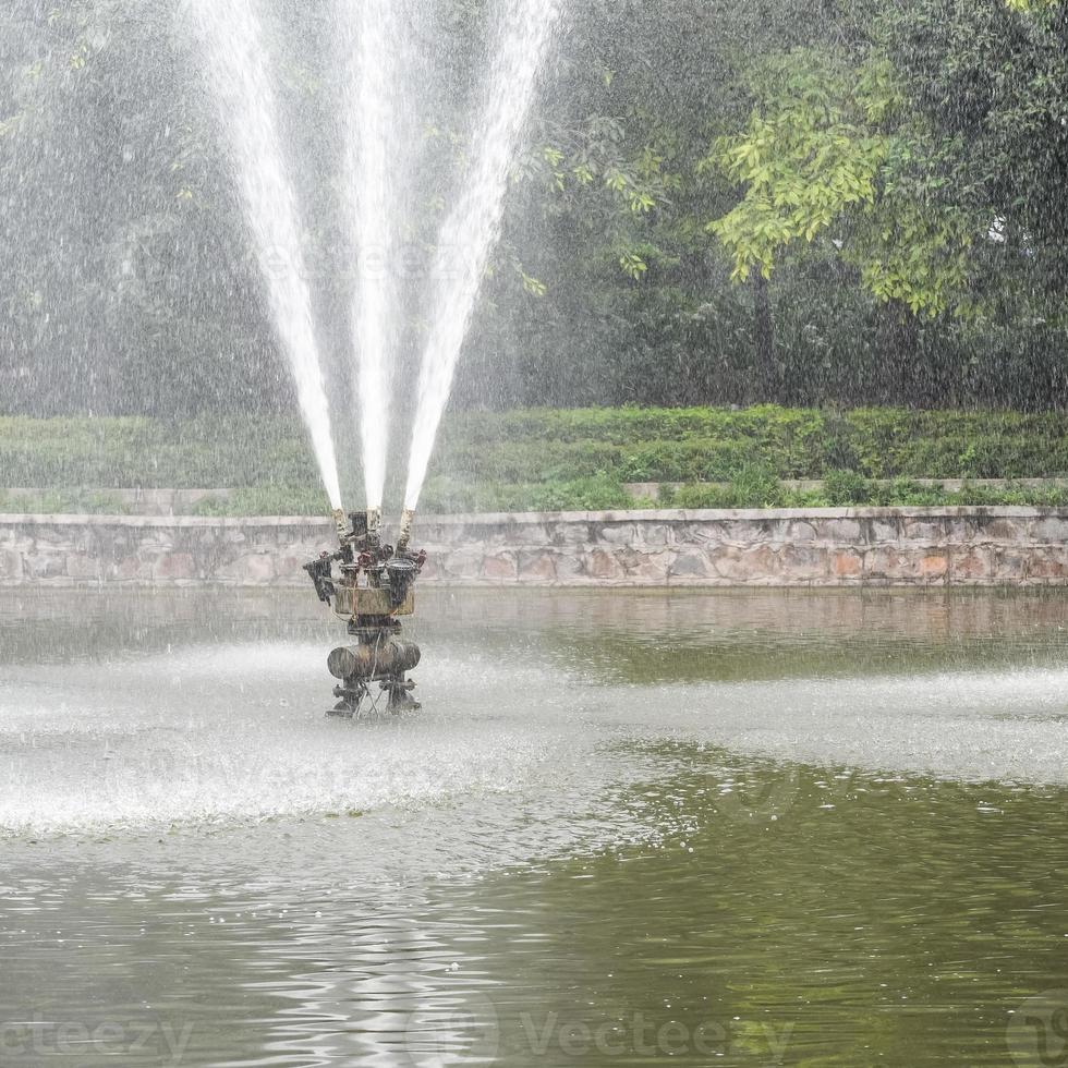 fontana nel complesso del giardino di lodhi a delhi india, fontana funzionante nel complesso del giardino di lodhi, acqua nella fontana, fontana nel parco del giardino di lodhi durante l'ora mattutina foto