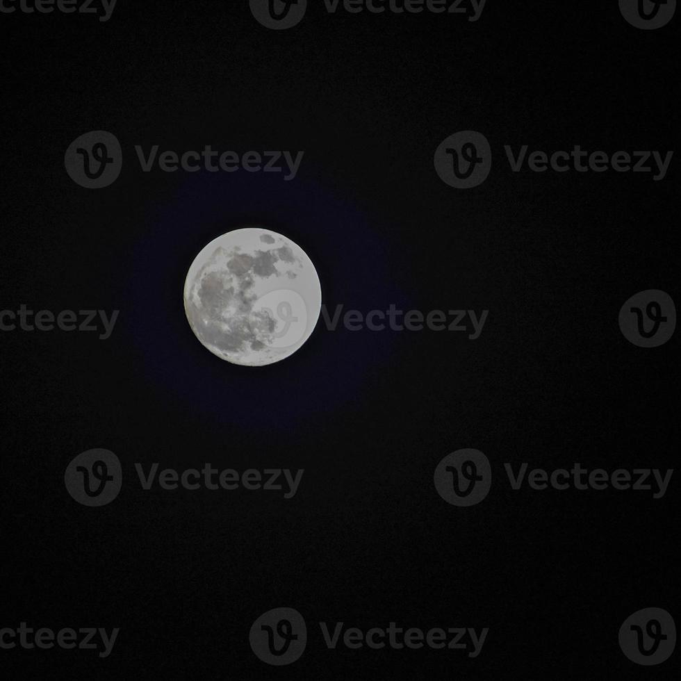 timelapse di luna, stock time lapse - luna piena sorge nel cielo di natura oscura, notte. lasso di tempo del disco di luna piena con la luna che si illumina nel cielo nero scuro di notte. riprese video o timelapse gratuiti di alta qualità foto