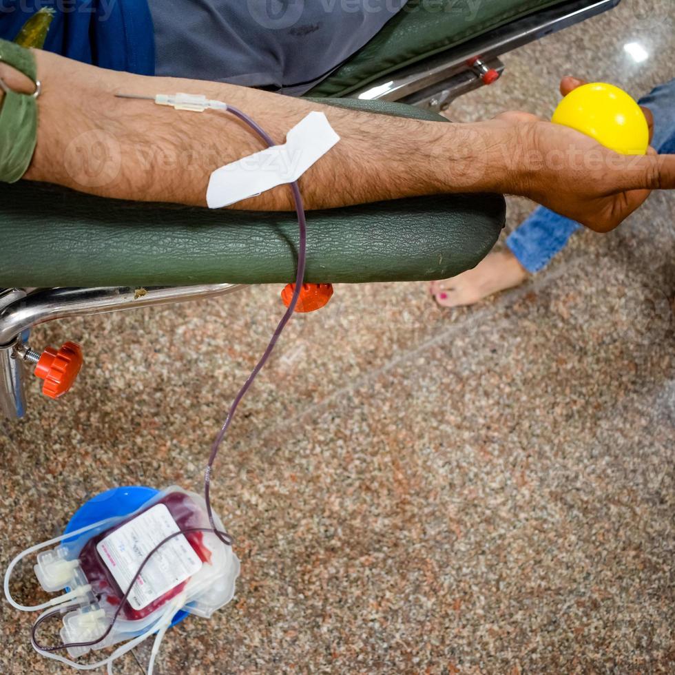 donatore di sangue al campo di donazione di sangue tenuto con una palla rimbalzante tenuta in mano al tempio di balaji, immagine per la giornata mondiale del donatore di sangue il 14 giugno di ogni anno, delhi, india, immagine per la giornata mondiale del donatore di sangue il 14 giugno foto