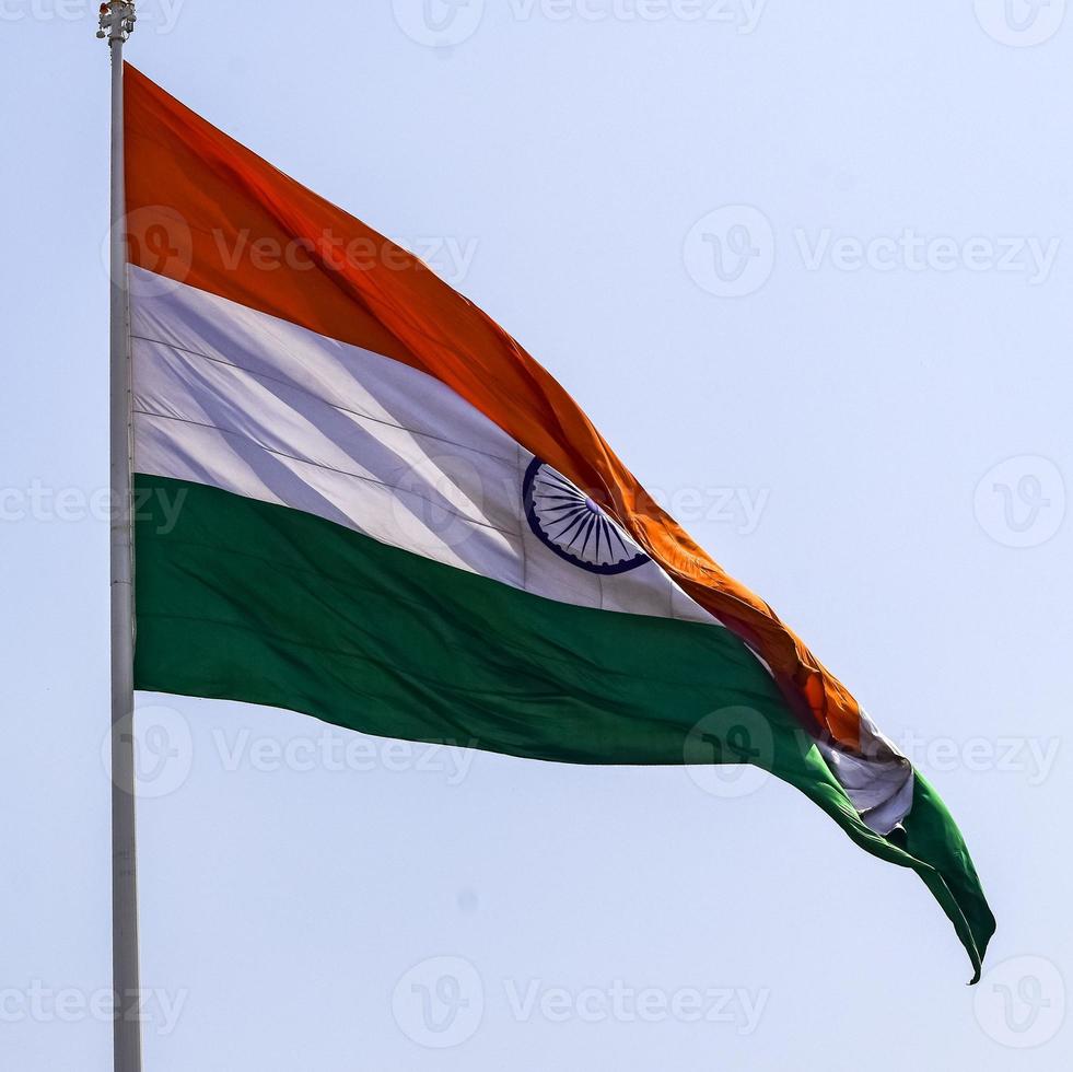 bandiera dell'india che sventola alta a connaught place con orgoglio nel cielo blu, bandiera dell'india, bandiera indiana il giorno dell'indipendenza e il giorno della repubblica dell'india, sventolando la bandiera indiana, sventolando la bandiera indiana foto