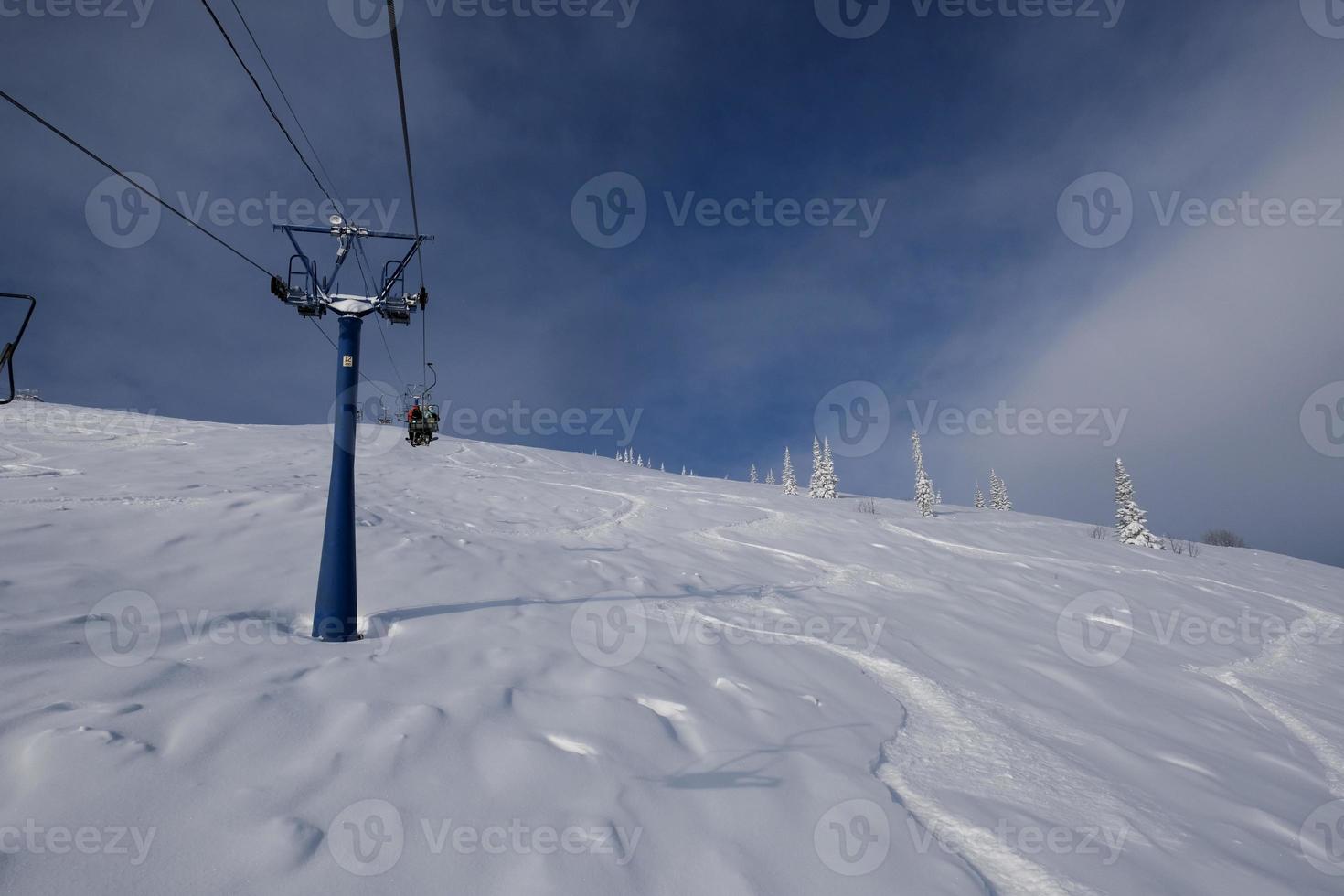 soleggiata mattina d'inverno sulle montagne di sheregesh sulla pista da sci foto