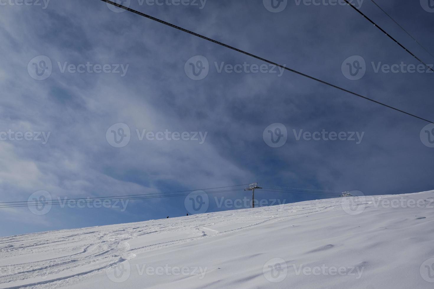 soleggiata mattina d'inverno sulle montagne di sheregesh sulla pista da sci foto