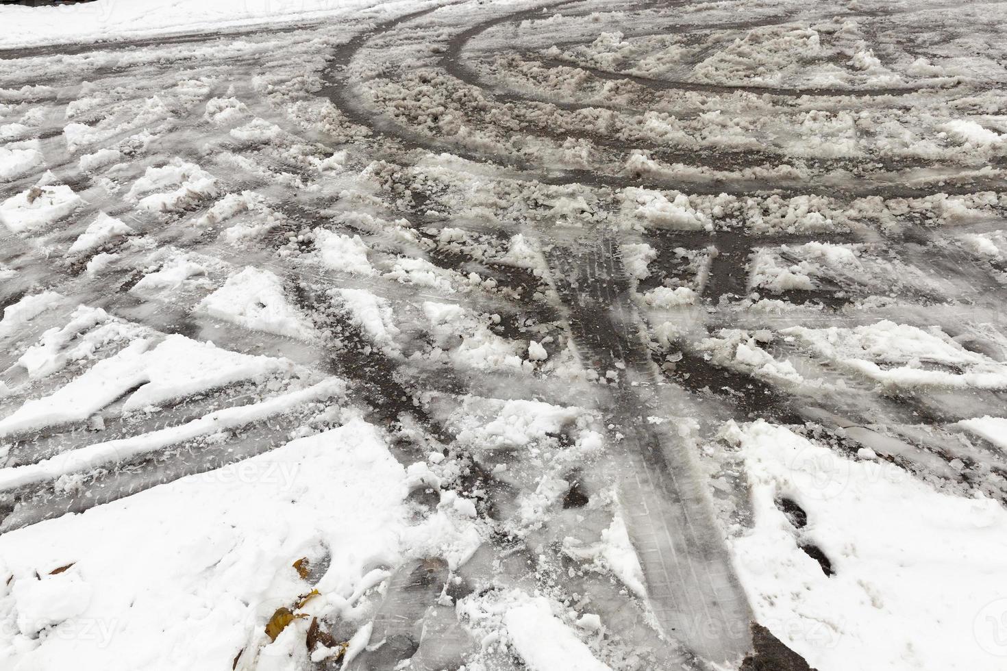 tracce dell'auto sulla neve foto