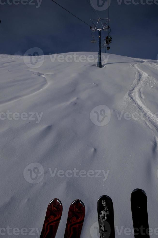 soleggiata mattina d'inverno sulle montagne di sheregesh sulla pista da sci foto