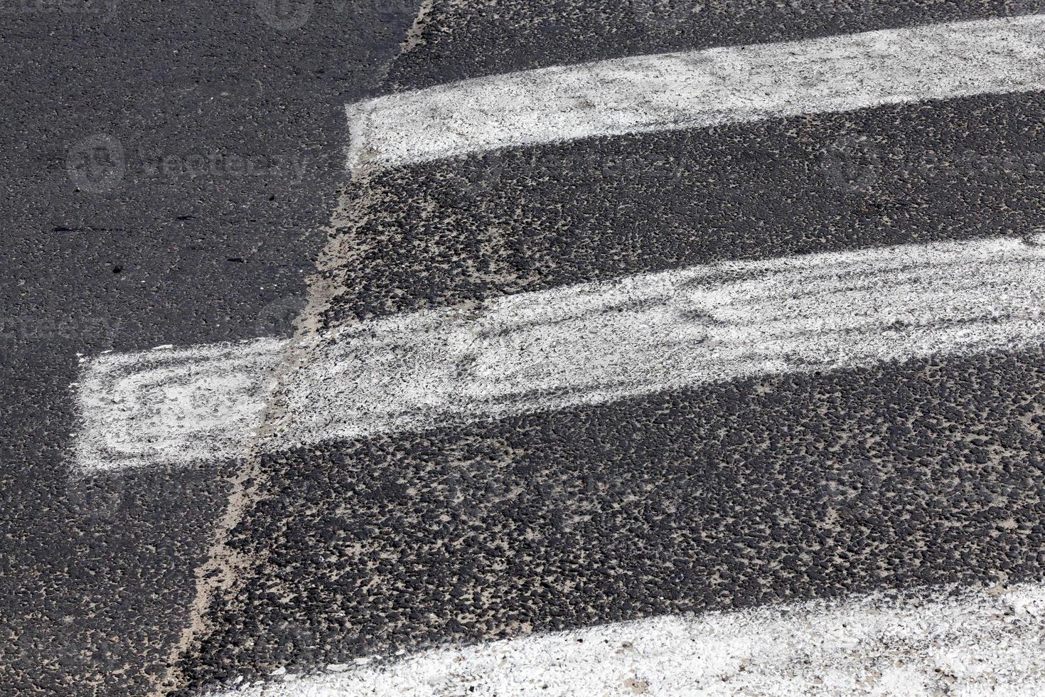 attraversamento pedonale strada artificiale lungo la strada foto