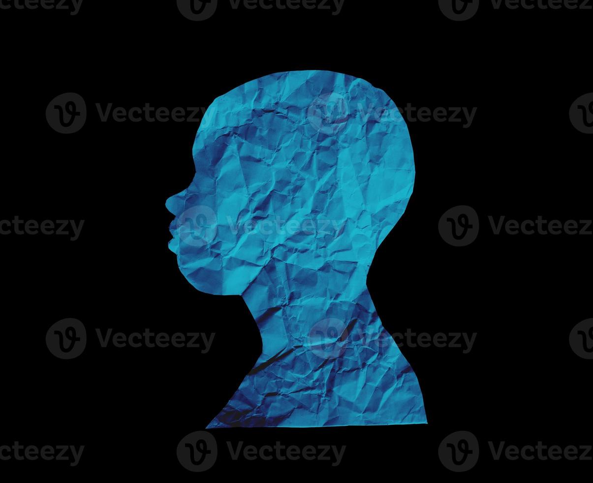 sagoma della testa umana con sfondo nero. ritratto di persone con texture di carta stropicciata. persone tagliate dalla carta da un angolo laterale. foto