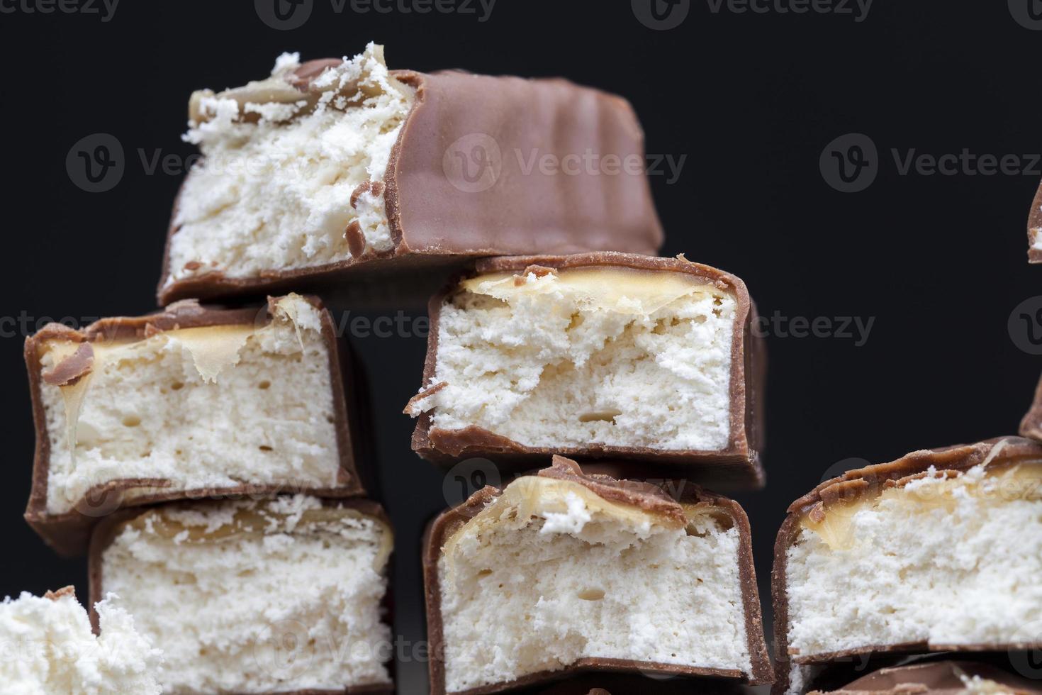 torrone cremoso ricoperto di cioccolato al latte foto