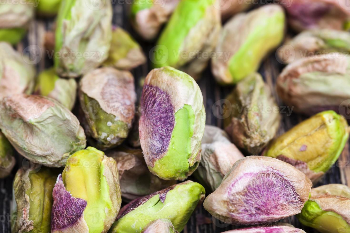 pistacchi appena tostati sotto sale foto