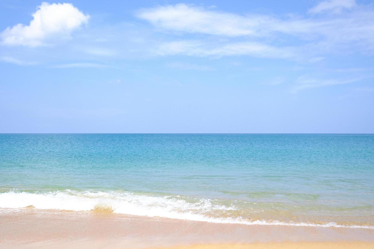 vista paesaggi l'atmosfera è bellissima sabbia e mare e il colore del cielo, la spiaggia di Phuket in Thailandia. foto