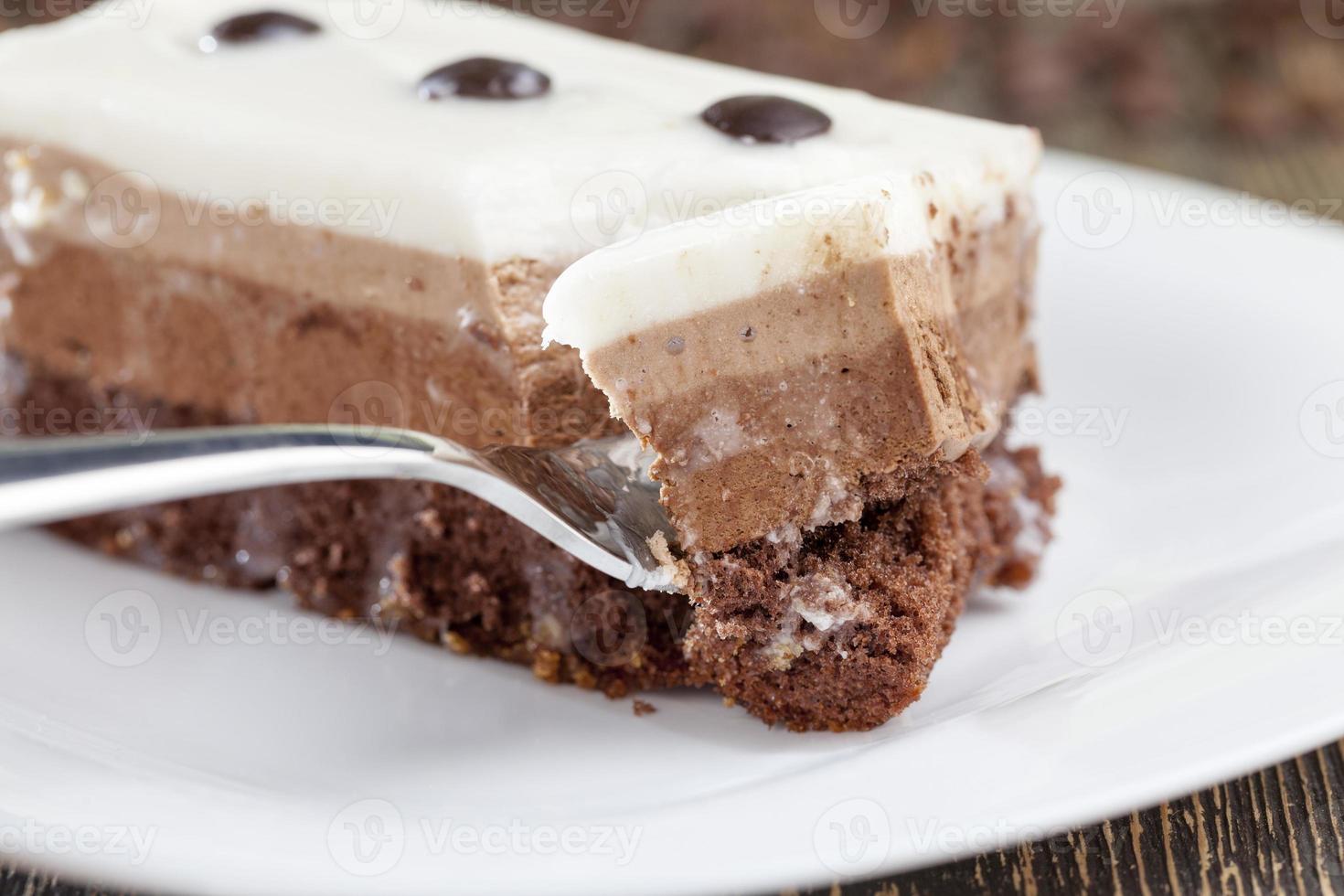 una deliziosa fetta di torta da più strati foto