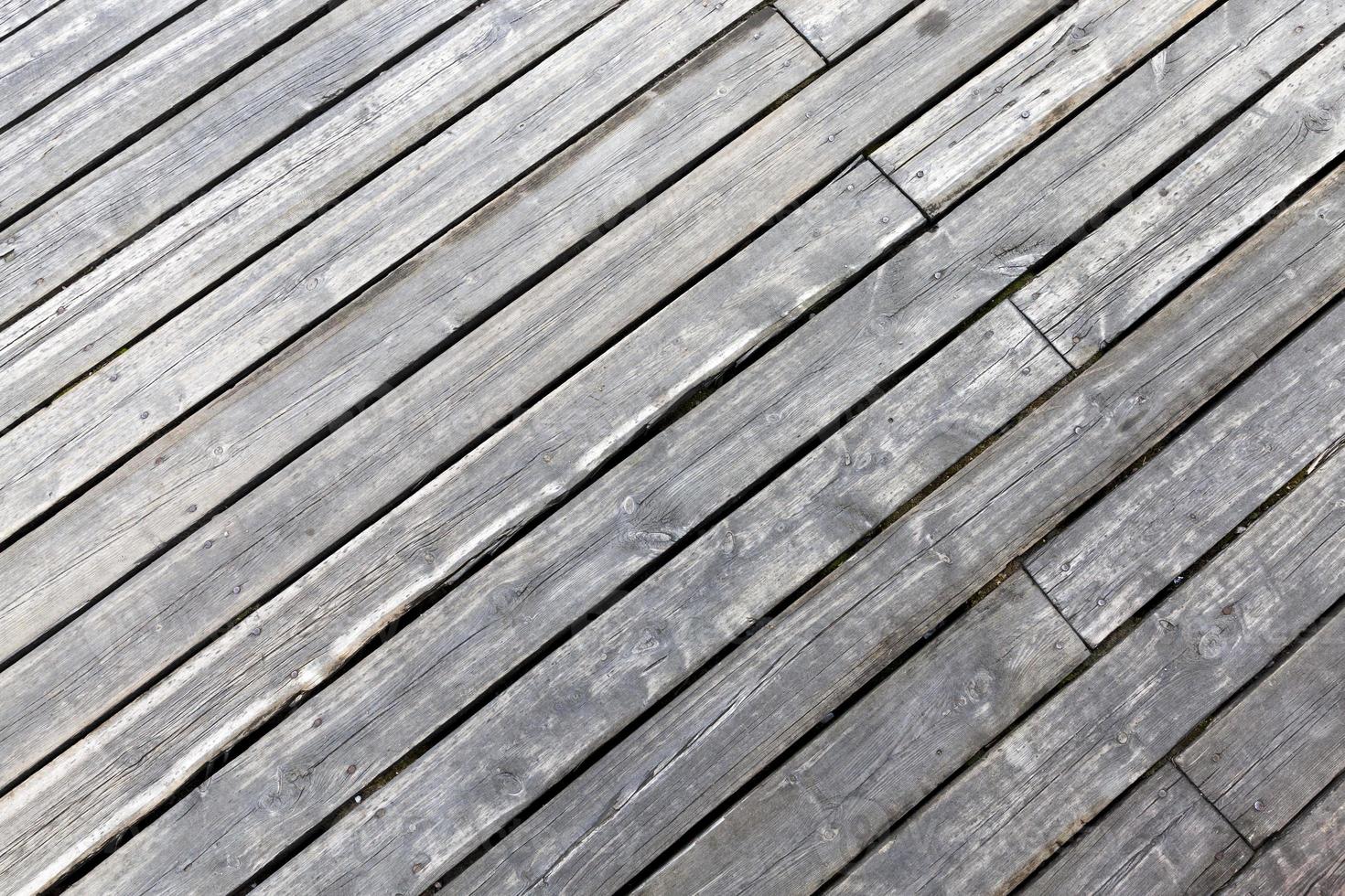 un molo di legno in riva al lago foto