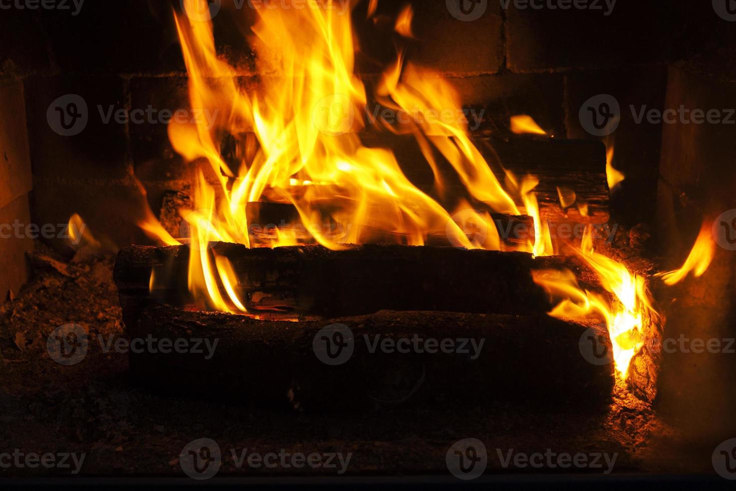 bruciare tronchi nel fuoco di un barbecue o di una stufa o di un camino foto