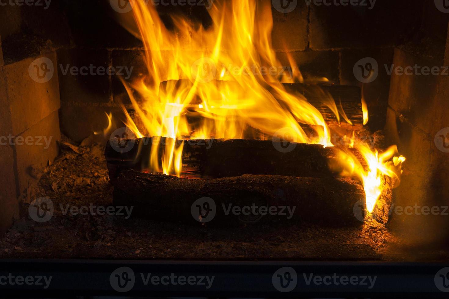 bruciare tronchi nel fuoco di un barbecue o di una stufa o di un camino foto