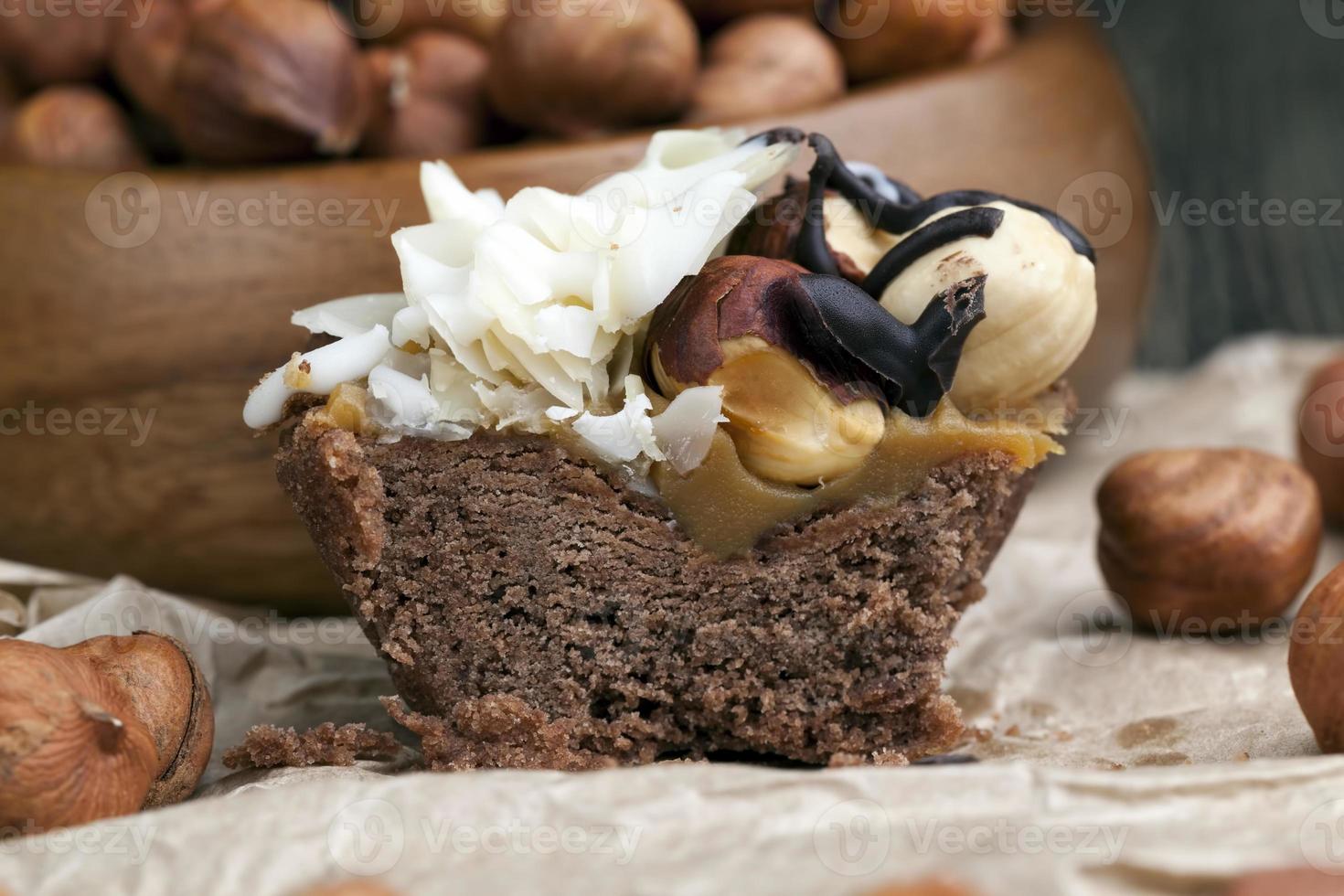 torta al cioccolato con torrone e nocciole tostate foto