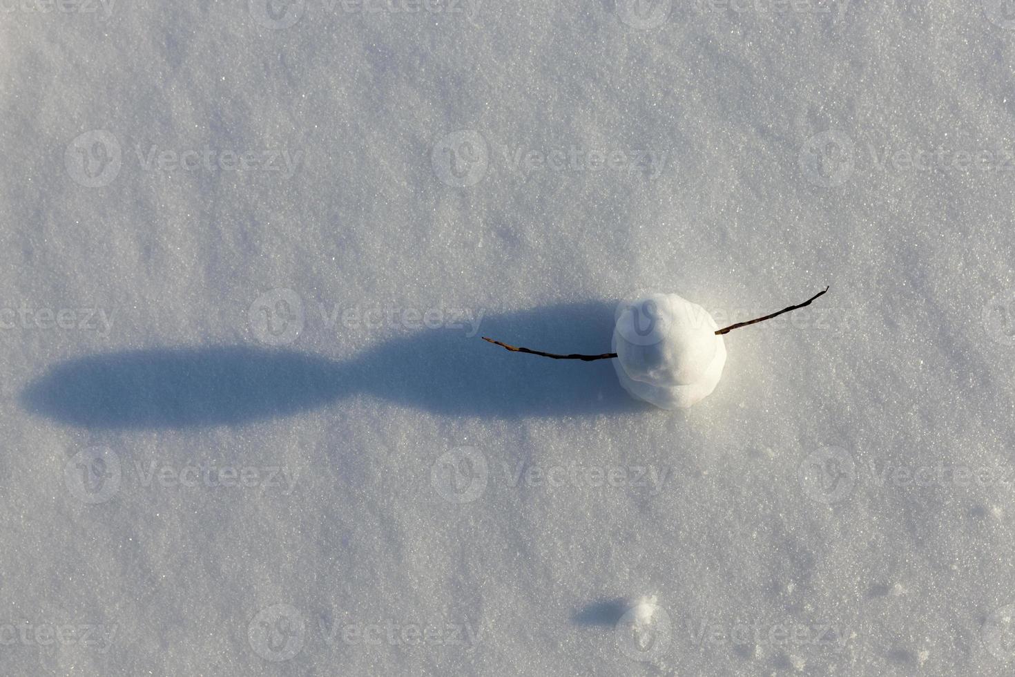 un piccolo pupazzo di neve nella stagione invernale, primo piano foto