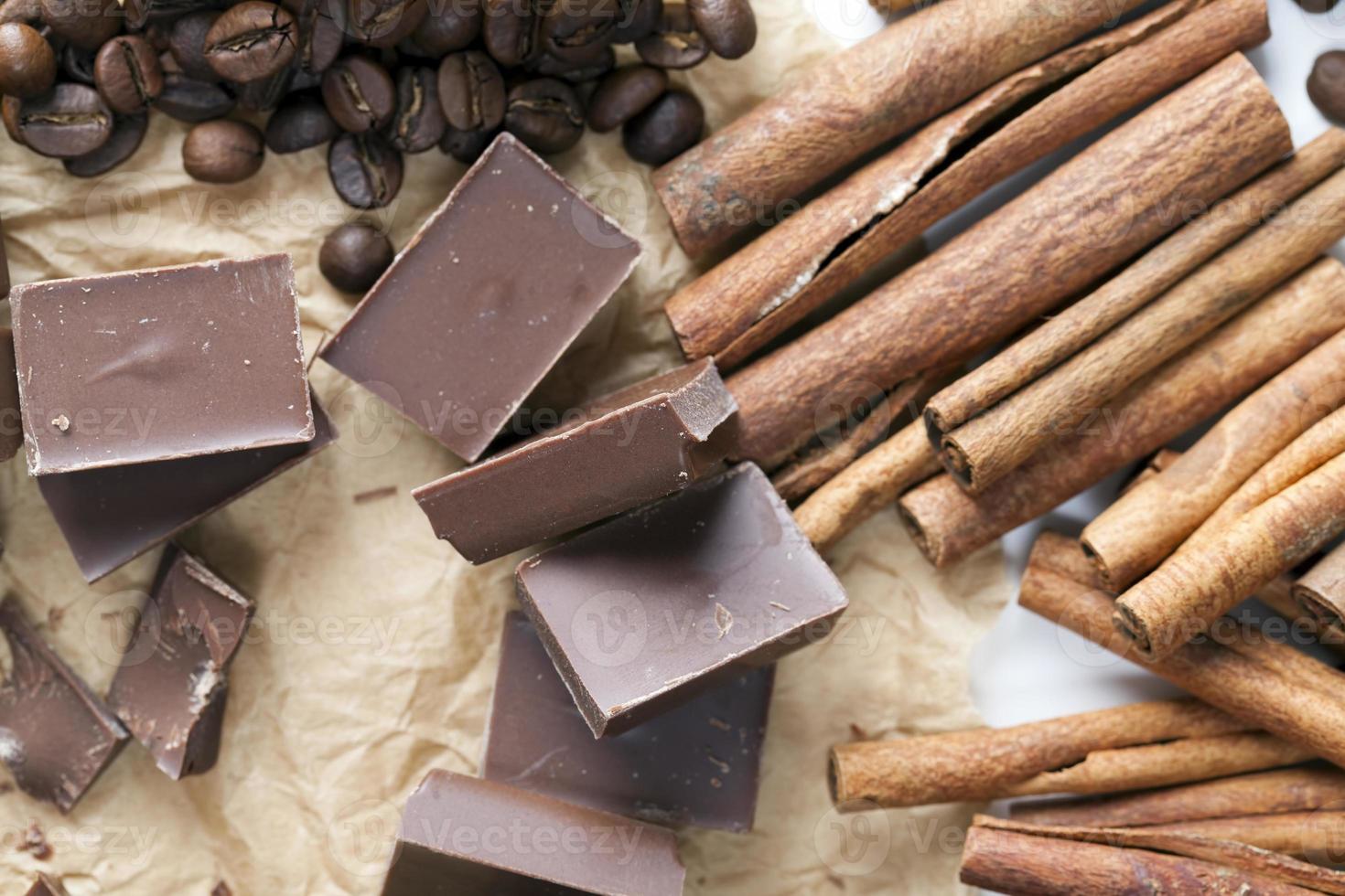 cioccolato a base di zucchero e cacao, pezzi deliziosi foto