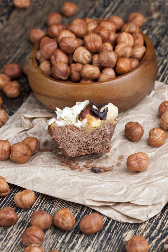 torta al cioccolato con torrone e nocciole tostate foto