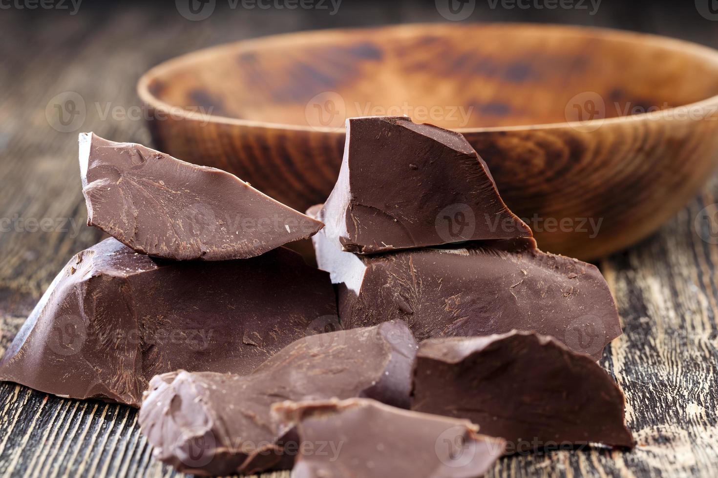 dividere in pezzi un pezzo di cioccolato dal cacao foto