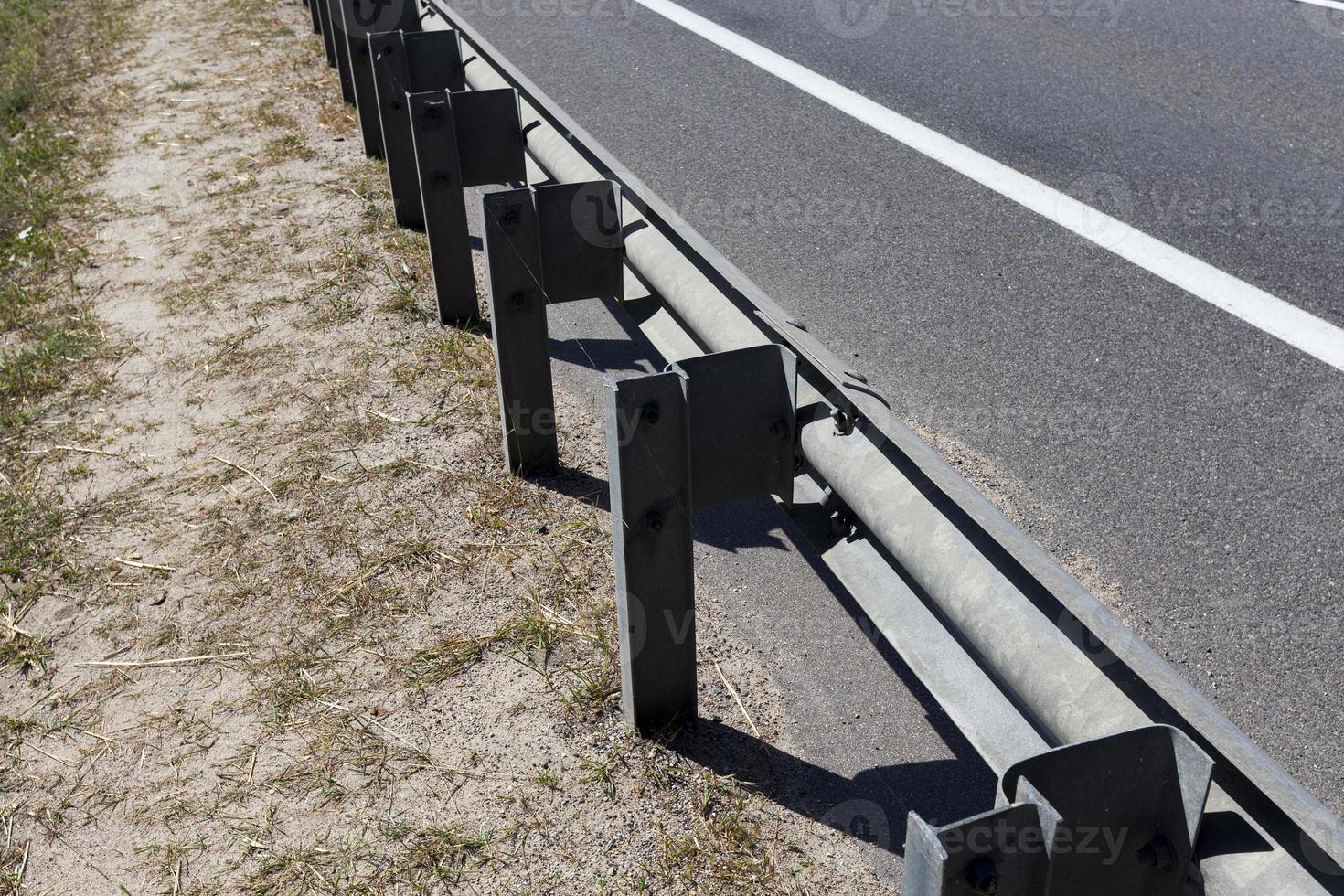 recinzioni in acciaio sulla strada per garantire la sicurezza delle auto foto