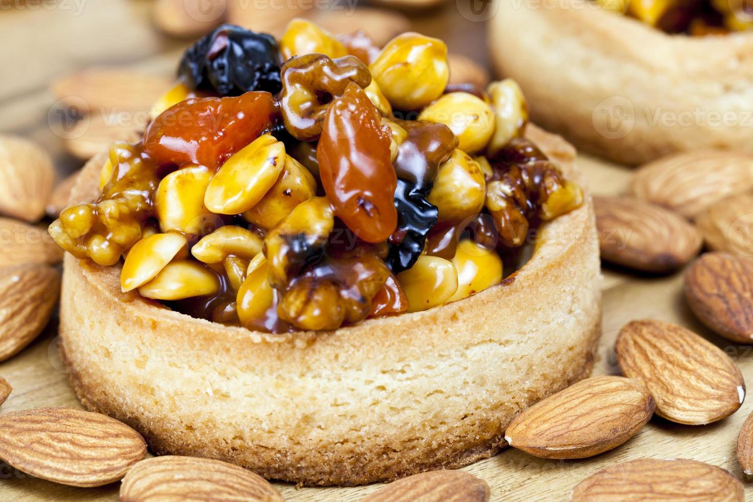 tortino di pasta di frumento con noci e frutta secca in crema caramello foto