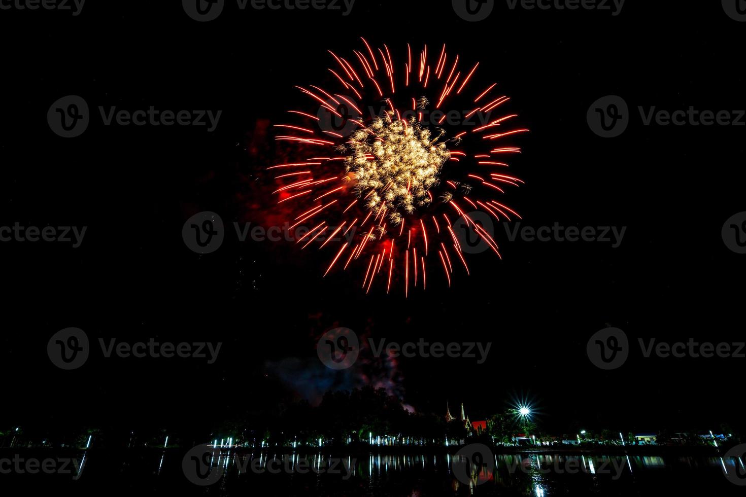 celebrazione dei fuochi d'artificio sullo sfondo scuro foto
