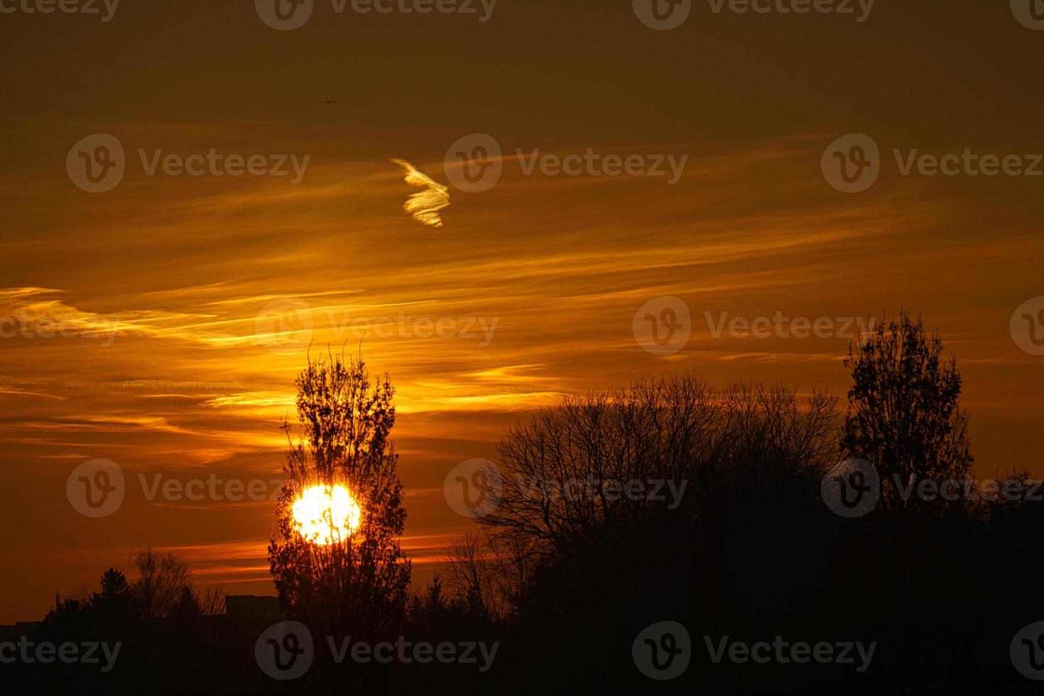 sole che tramonta alla periferia di berlino. il cielo sembra bruciare. foto