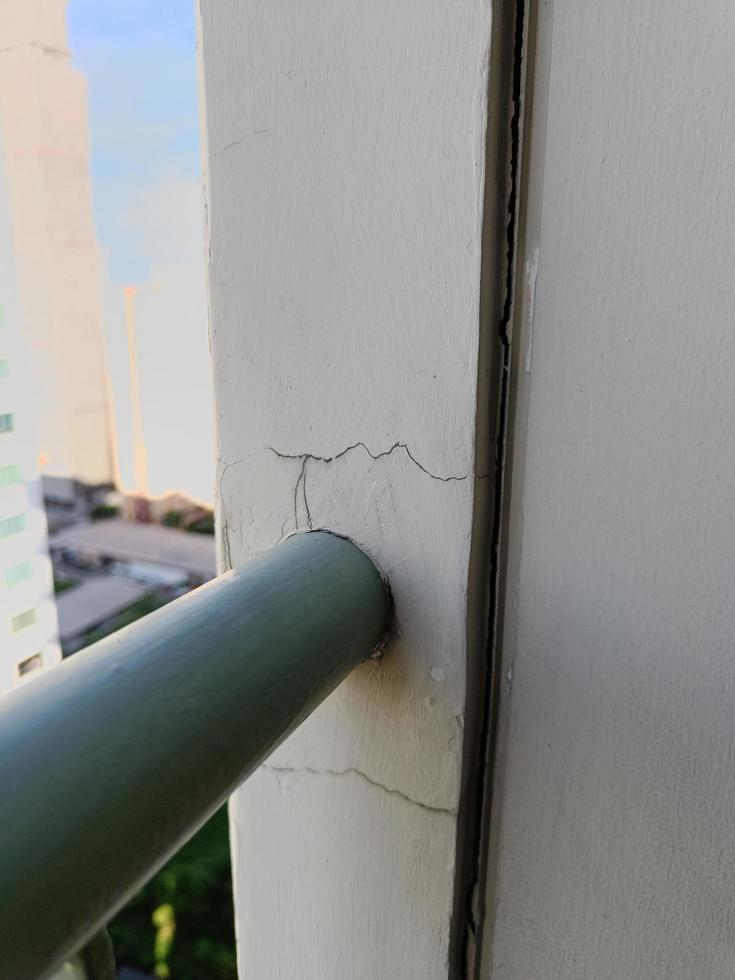 balcone incrinato edificio in cemento o muro di cemento rotto all'esterno con effetto terremoto foto