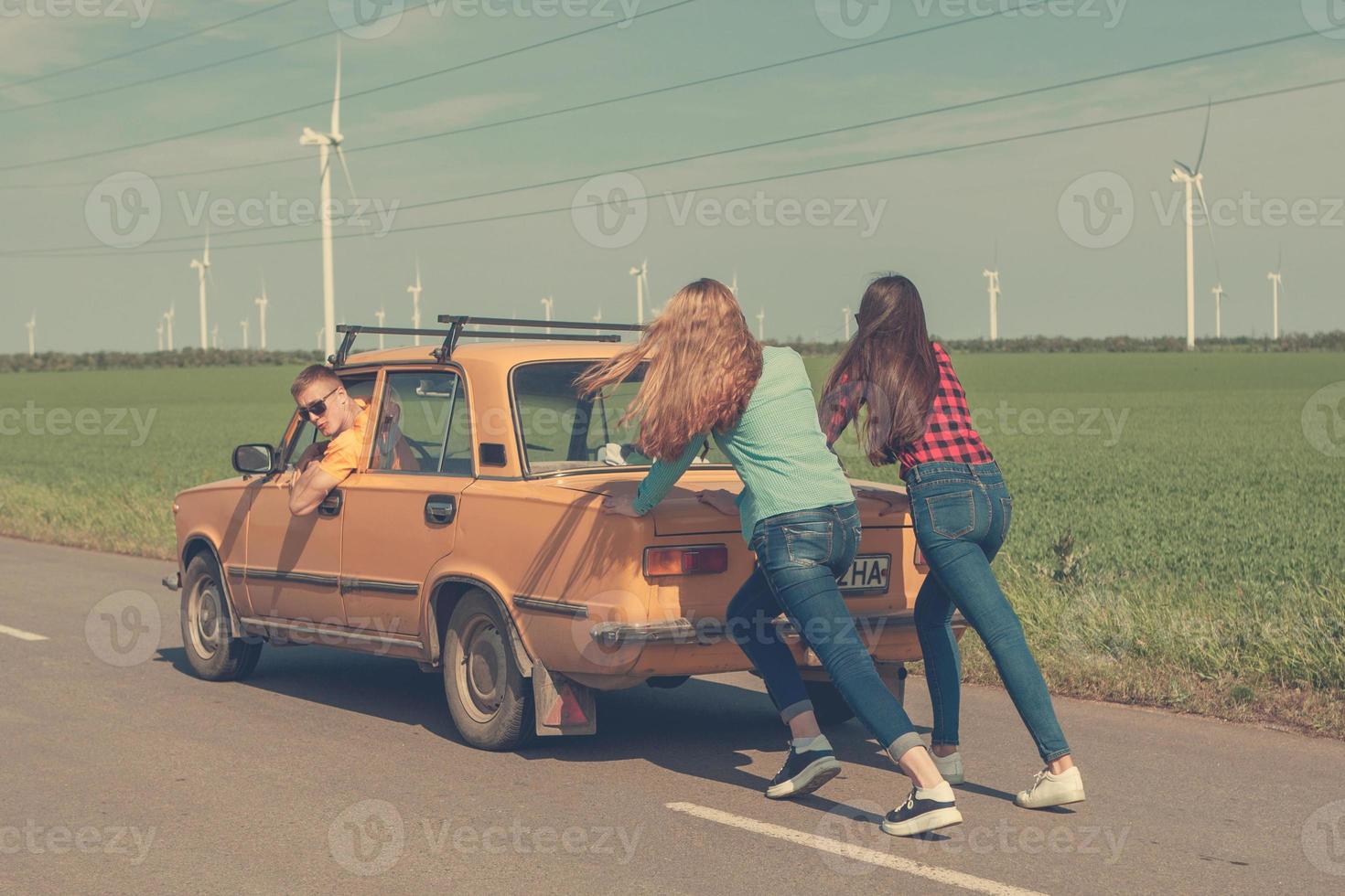 giovani amici hipster in viaggio su un'auto foto