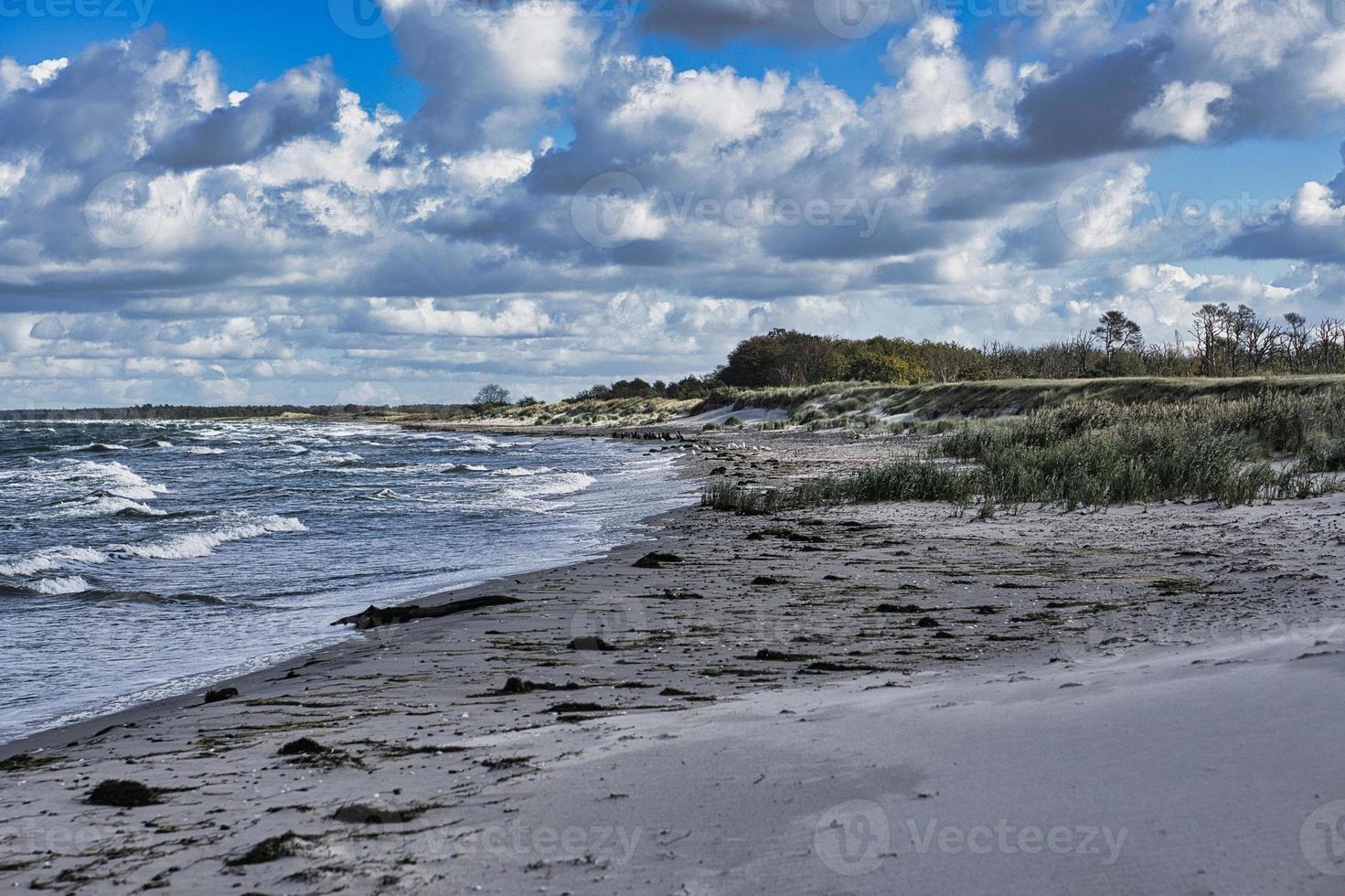 sulla spiaggia del mar baltico con nuvole, dune e spiaggia foto