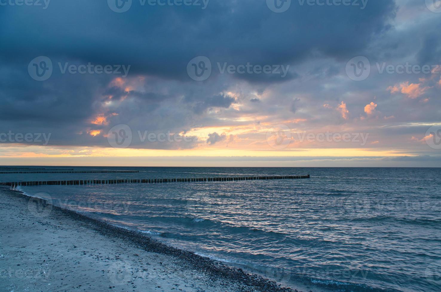 tramonto sul mar baltico. mare, fagiolo colori forti. vacanza al mare. paesaggio foto