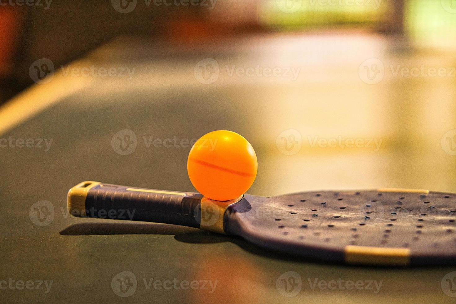 mazza da ping pong con palla su un tavolo da ping pong. pausa prima della partita. foto