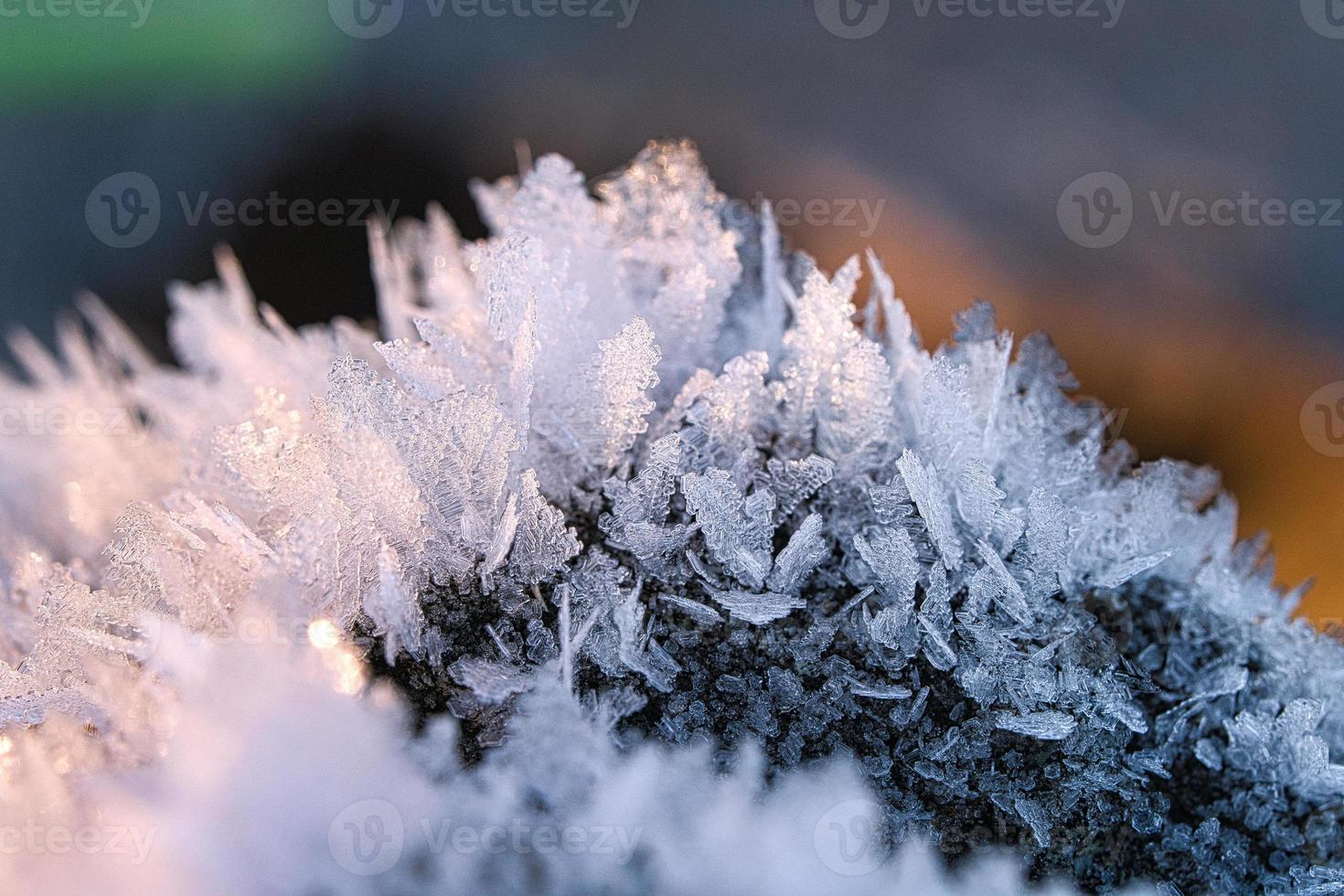 cristalli di ghiaccio che si sono formati su un tronco d'albero e sono cresciuti in altezza. foto