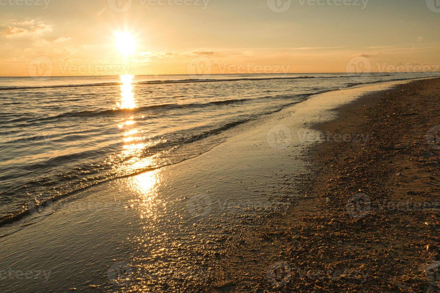 tramonto sullo stand di blavand danimarca. ore serali in una calda atmosfera di luce foto