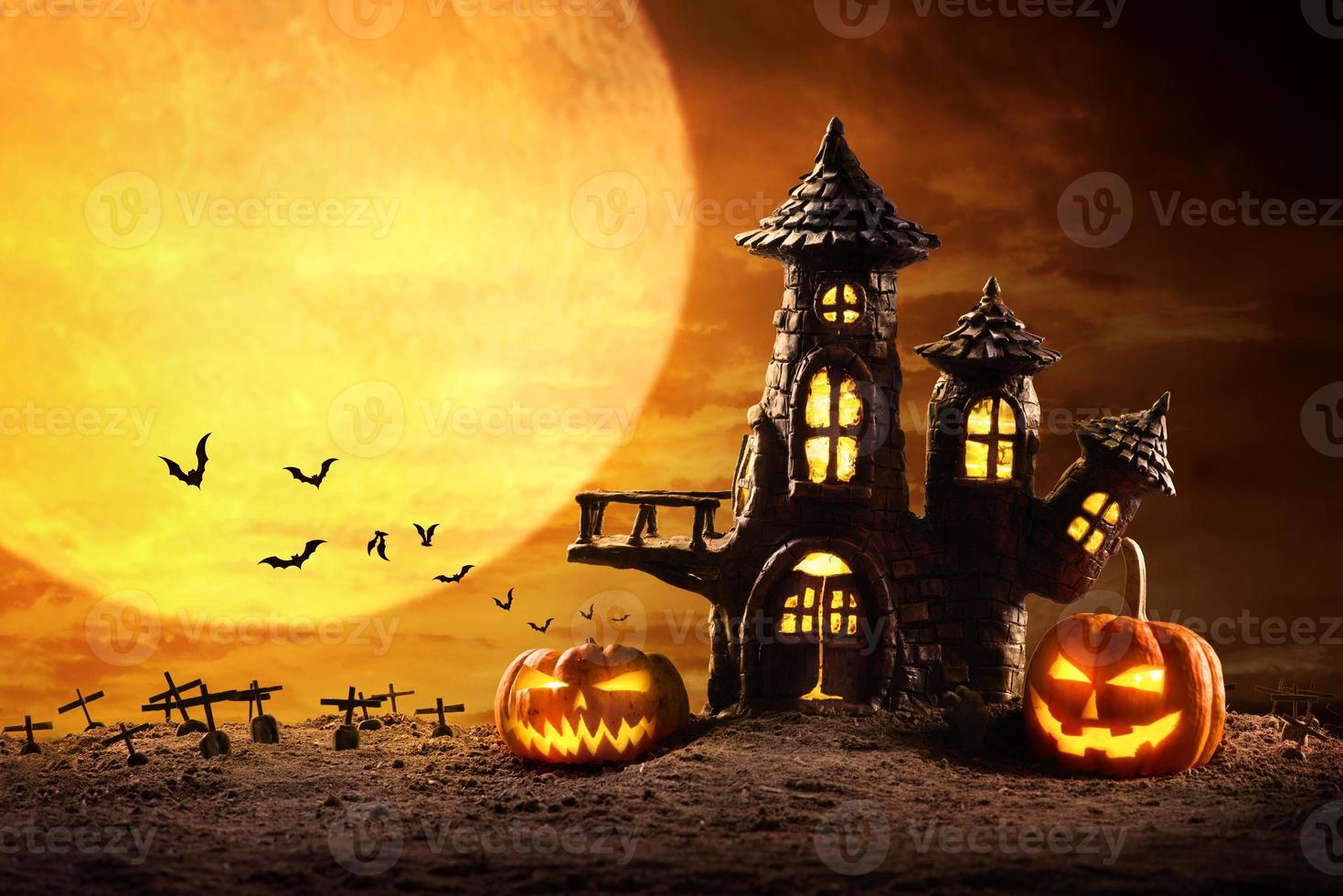 zucche di Halloween e castello spettrale nella notte di luna piena e pipistrelli che volano foto