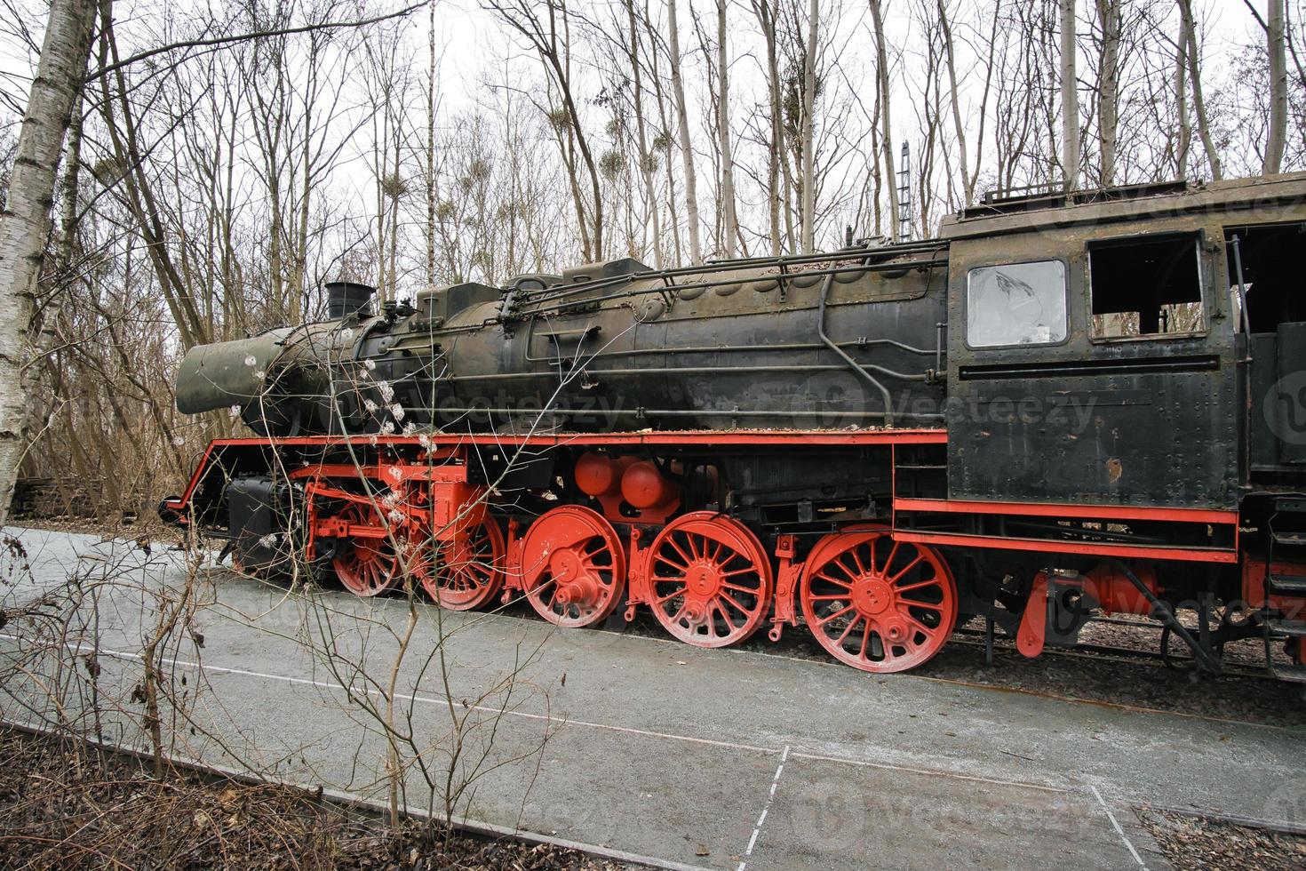 locomotiva a vapore parcheggiata in una stazione terminale. ferrovia storica dal 1940 foto