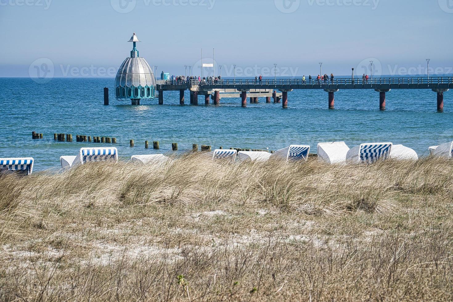 sulla costa del mar baltico a zingst. il molo e i pennelli che arrivano in acqua foto