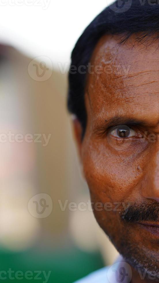 mezza faccia del volto selettivo dell'uomo indiano foto