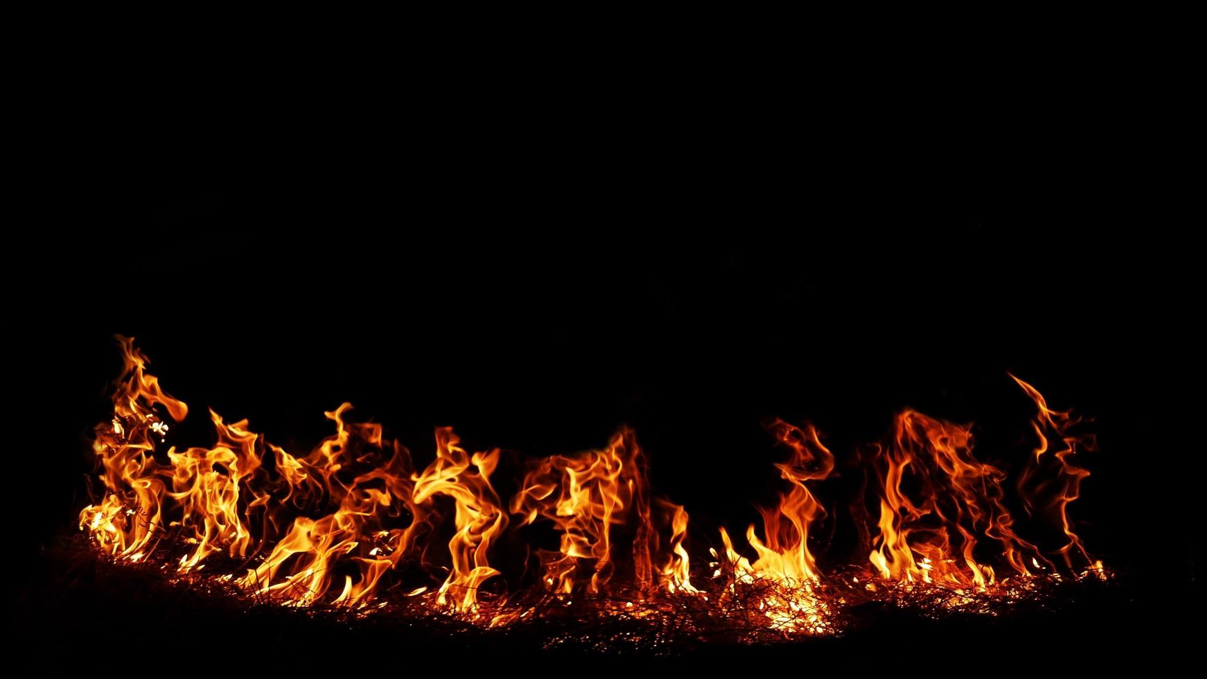 incendi di pagliaio di notte in zone aride la cenere eruttava e il vento era molto pericoloso. cenere rossa come l'inferno. foto