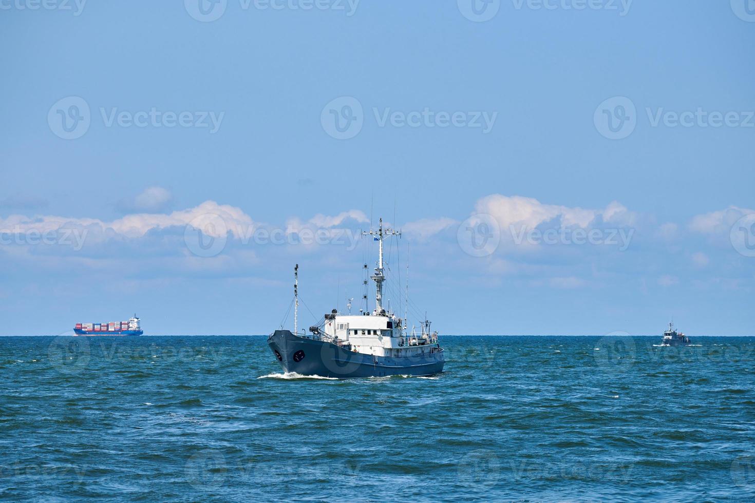 nave da ricognizione, motovedetta da ricerca che naviga nel Mar Baltico blu brillante, motovedetta della marina foto