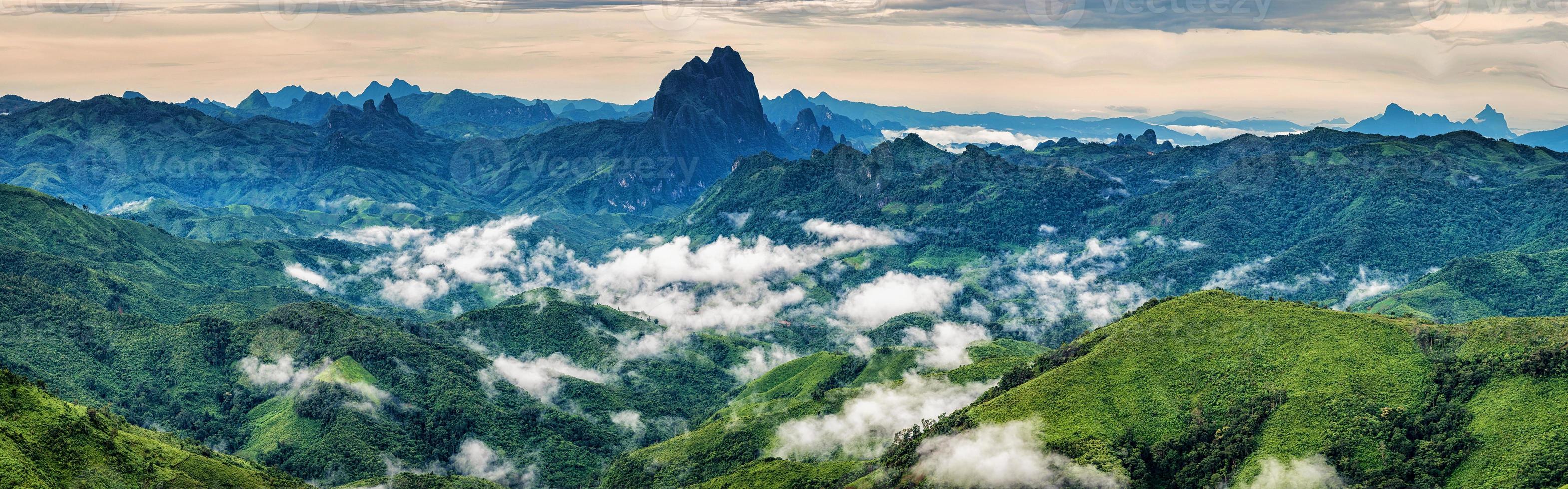 scenario con cime montuose. foto