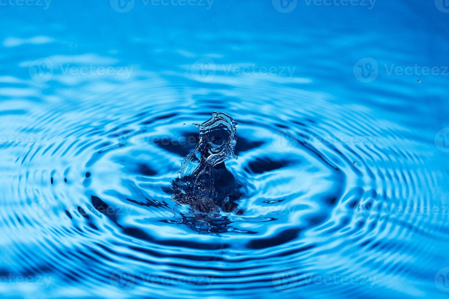 goccia d'acqua che cade. foto