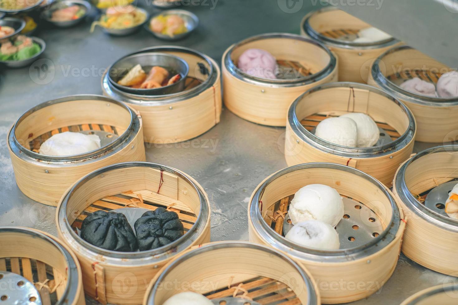 cibo cinese dim sum su sfondo vassoio busket self service. la tradizione dimsum è cibo locale a Songkhla, nel sud della Thailandia. foto