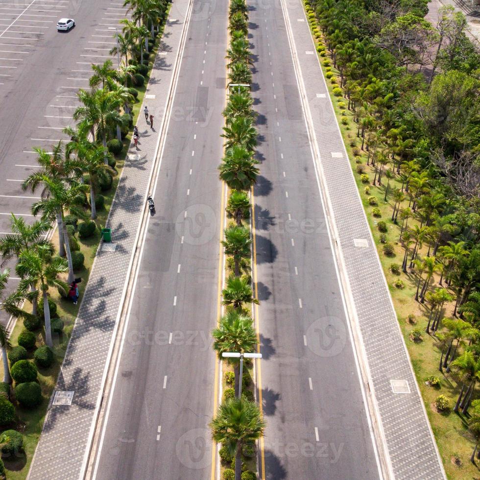 miami beach vicino alla spiaggia di chalatat al parco di songkhla, tailandia. bellissimo punto di riferimento di songkhla con albero di cocco e sentiero stradale. foto