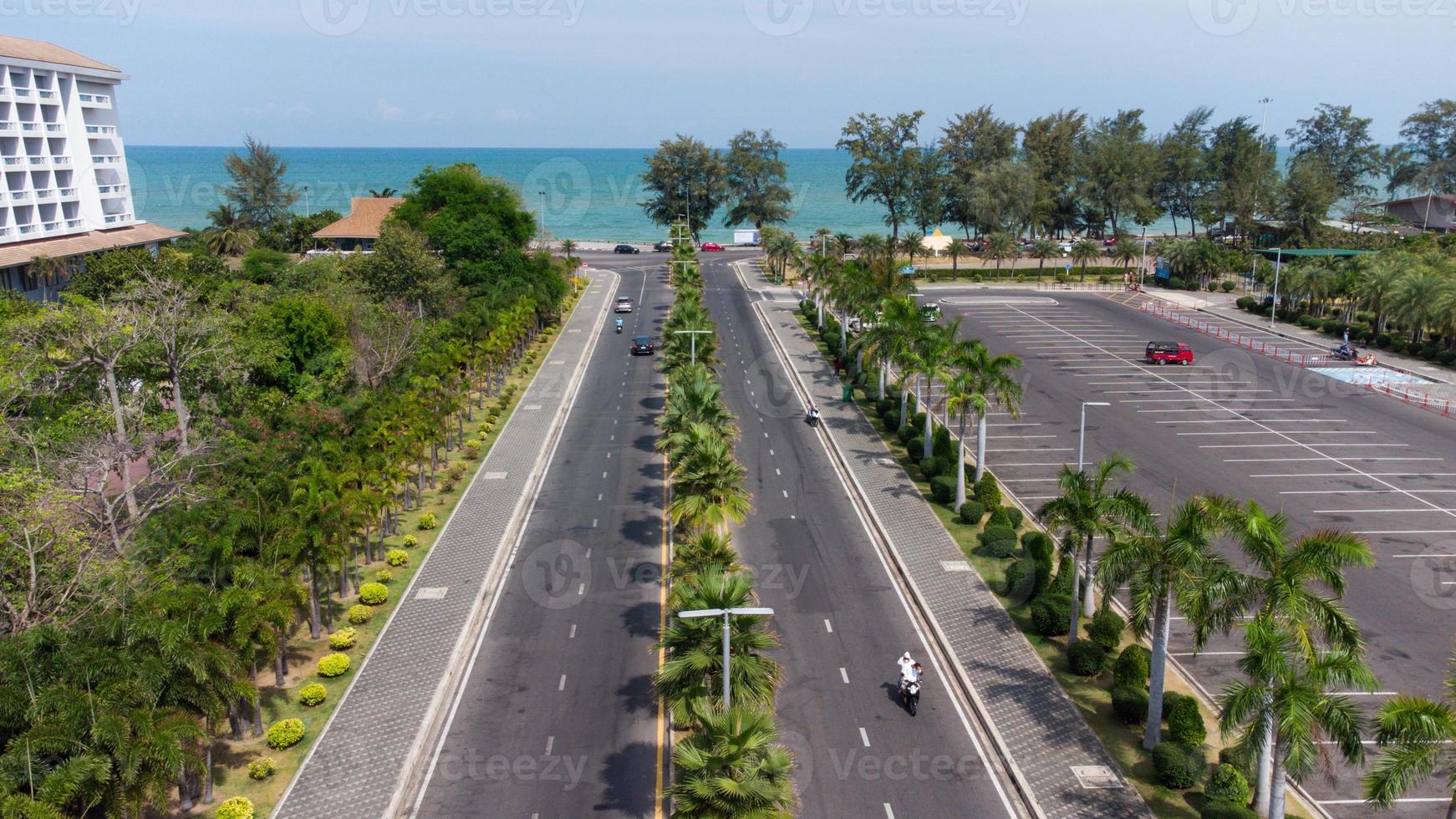 miami beach vicino alla spiaggia di chalatat al parco di songkhla, tailandia. bellissimo punto di riferimento di songkhla con albero di cocco e sentiero stradale. foto