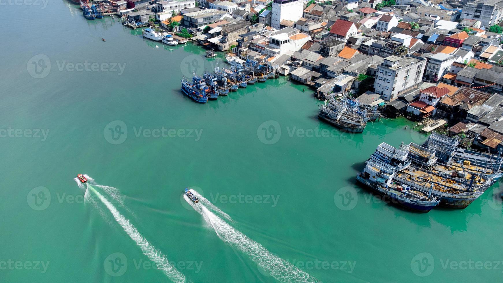 vista aerea del molo dei pescatori che ha molte navi ancorate per il trasporto di frutti di mare e forniture sull'isola di Songkhla, in Thailandia foto