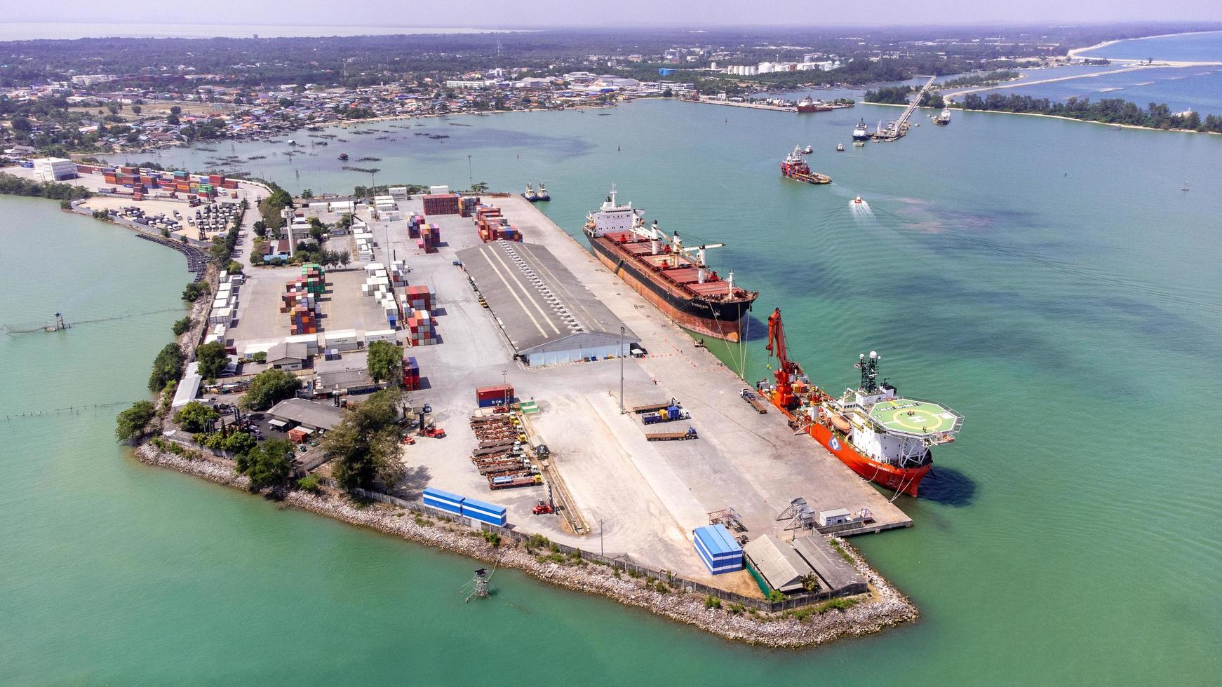 isola di songkhla, tailandia - febbraio 2022 - veduta aerea del trasporto commerciale di spedizioni industriali e container per navi da carico. situato su una penisola che separa l'estuario. foto