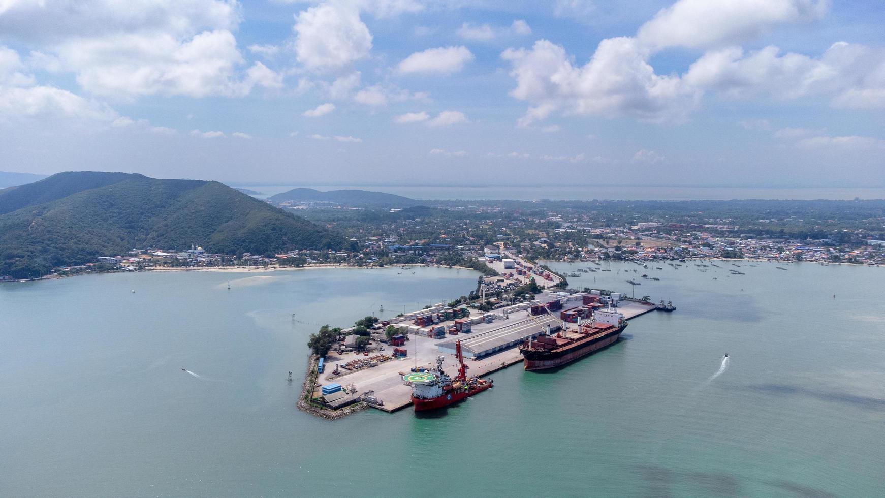 isola di songkhla, tailandia - veduta aerea di febbraio 2022 del trasporto industriale e del container della nave da carico. situato su una penisola che separa l'estuario. foto