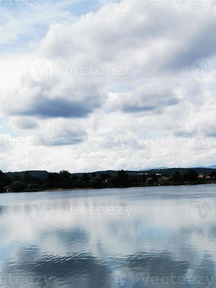 un grande specchio d'acqua foto